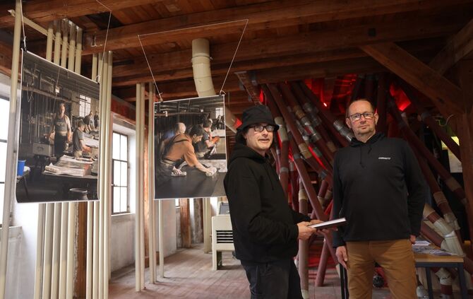 Jochen Hahn (links) und Tobias Schmid veranstalten eine Ausstellung in Hahnschen Mühle