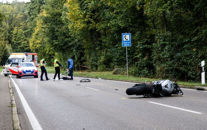 Tödlicher Unfall zwischen Radfahrer und Motorradfahrer, L1147, Schorndorf, 06.10.2024.