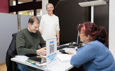 Pop-up-Redaktion in der Einkaufsstraße Weinstadt-Endersbach, 08.10.2024.