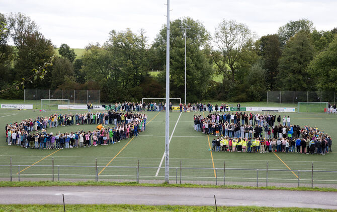 50 Jahre Gesamtgemeinde Leutenbach: Hunderte Schüler bilden eine "50", 08.10.2024.