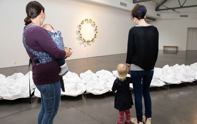 Führung für Mütter mit Babys in der Q-Galerie für Kunst, Schorndorf, 09.10.2024.