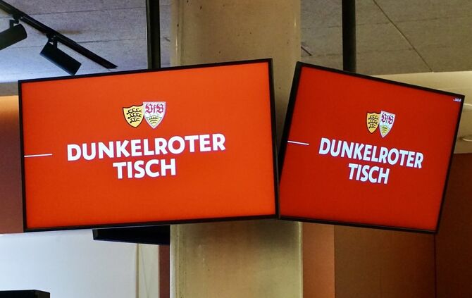 Dunkelroter Tisch beim VfB
