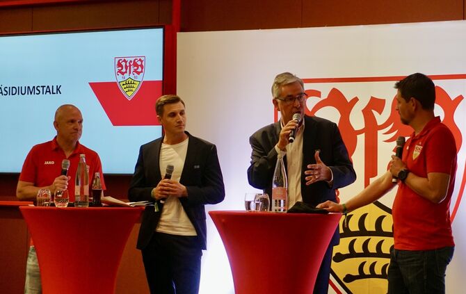 Dunkelroter Tisch beim VfB