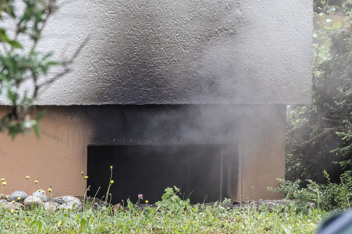 Die Feuerwehr in Backnang rückte am Freitag zu einem Brand in einem Mehrfamilienhaus aus.