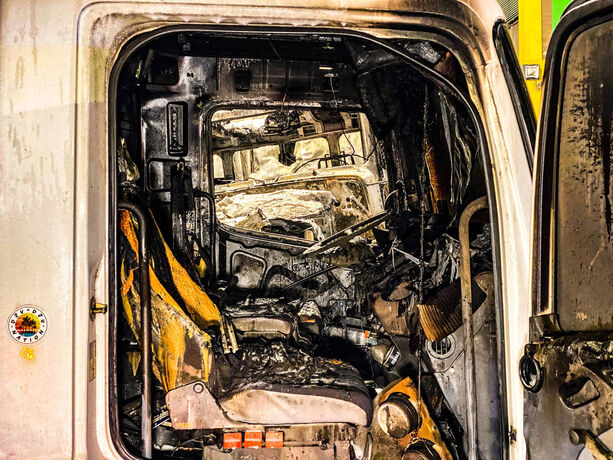 Brandanschlag auf Veranstaltungstechnik? - Technik für Demo auf dem Wasen - Wohl 4 vermummte Täter geflüchtet