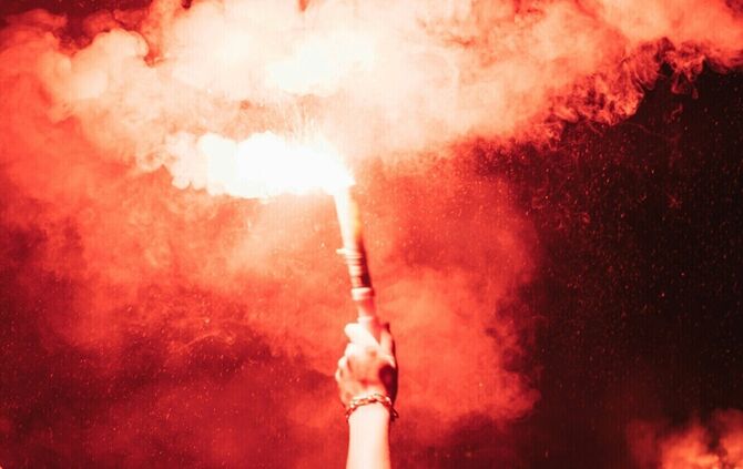 bengalo pyrotechnik symbolfoto symbol symbolbild
