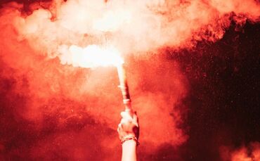 bengalo pyrotechnik symbolfoto symbol symbolbild