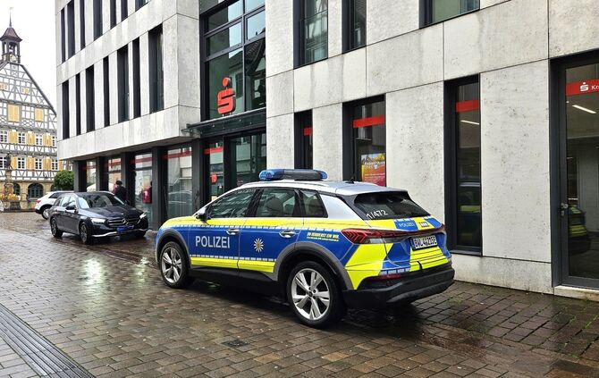 Die Polizei wurde am Dienstag (22.10.) zu einem Überfall auf die Kreissparkasse in Winnenden gerufen.