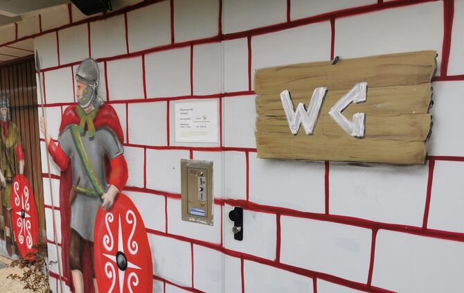 Leader gefördert gibt es jetzt Infotafeln mit Überdachung, einen Zeitstrahl und ein Toilettenhaus im archöologischen Park Ostkastell in Welzheim