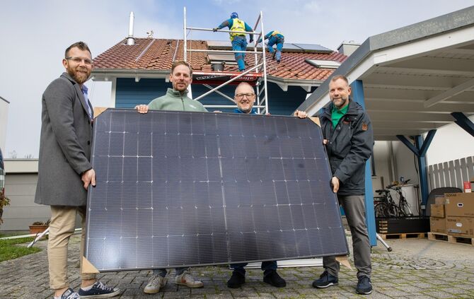 Installation einer PV-Anlage - Bündelungsaktion der Stadt Schorndorf. Im Bild von links nach rechts: Robert Sobosczyk (Fa. Ferro
