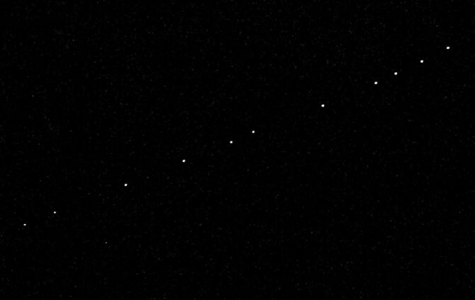 Perlenketten am Nachthimmel – Das Satelliten-Projekt Starlink