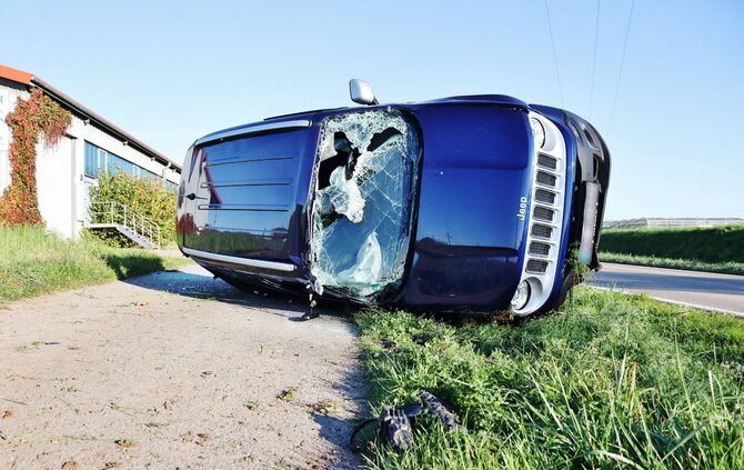 Heftiger Zusammenstoß - Zwei Verletzte und schwer beschädigte Fahrzeuge nach Verkehrsunfall bei Waiblingen-Bittelfeld - Straße g