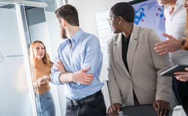 Mitarbeiter beim Team-Meeting