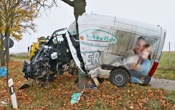 Tödlicher Unfall auf der B10 bei Schwieberdingen - Sprinter prallt gegen Baum und wird völlig zerstört