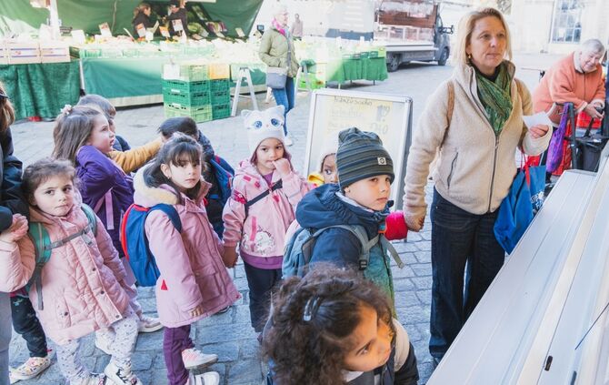 Einkaufen mit Kindergartenkindern auf dem Wochenmarkt