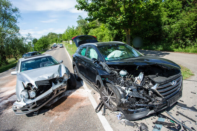 Vorfahrtsverletzung, drei Verletzte, L1197, Fellbach-Oeffingen, 19.05.2020.