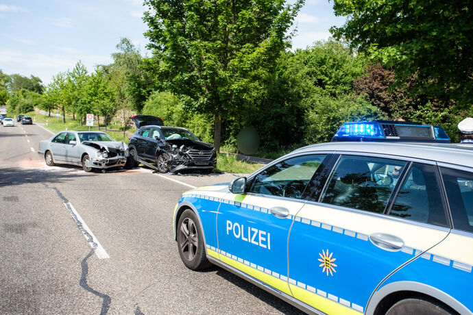 Vorfahrtsverletzung, drei Verletzte, L1197, Fellbach-Oeffingen, 19.05.2020.
