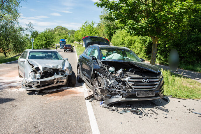 Vorfahrtsverletzung, drei Verletzte, L1197, Fellbach-Oeffingen, 19.05.2020.