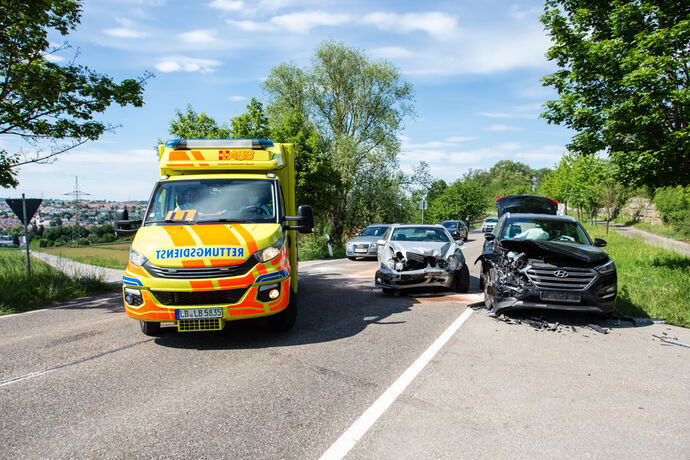 Vorfahrtsverletzung, drei Verletzte, L1197, Fellbach-Oeffingen, 19.05.2020.