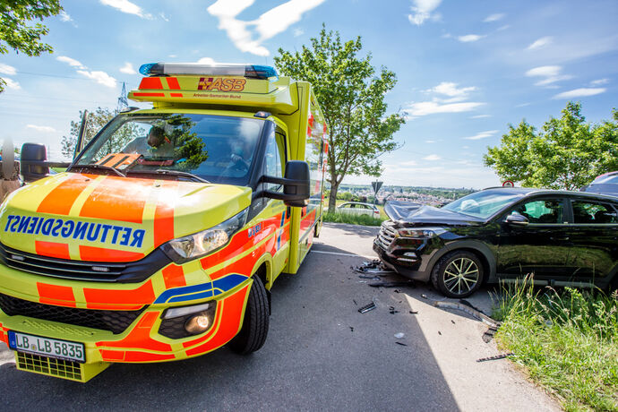 Vorfahrtsverletzung, drei Verletzte, L1197, Fellbach-Oeffingen, 19.05.2020.