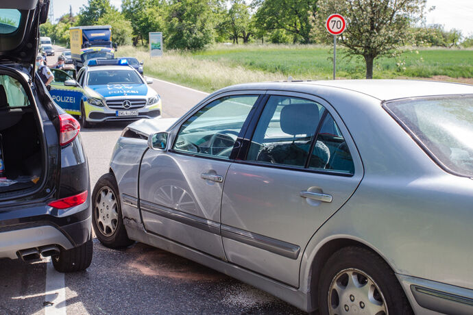 Vorfahrtsverletzung, drei Verletzte, L1197, Fellbach-Oeffingen, 19.05.2020.