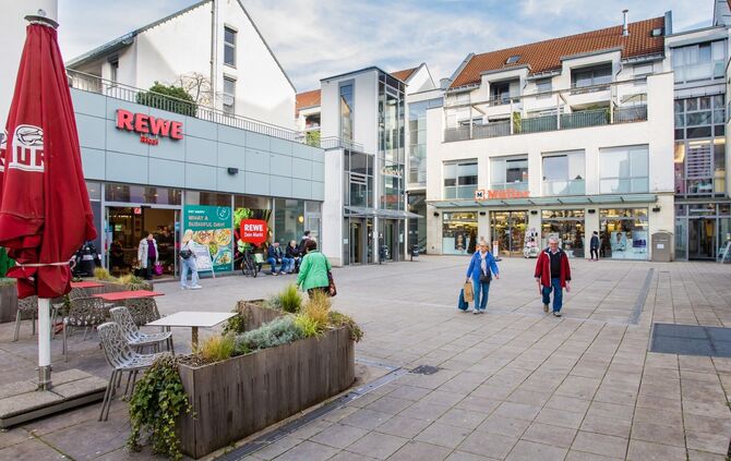 Adlerplatz Winnenden mit REWE und Müller, 05.11.2024.