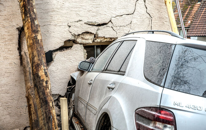 Auto steckt nach Unfall immer noch nach zwei Wochen in einem Garagen/Schuppenhäusle, Hirschstr., Berglen, 14.11.2024.