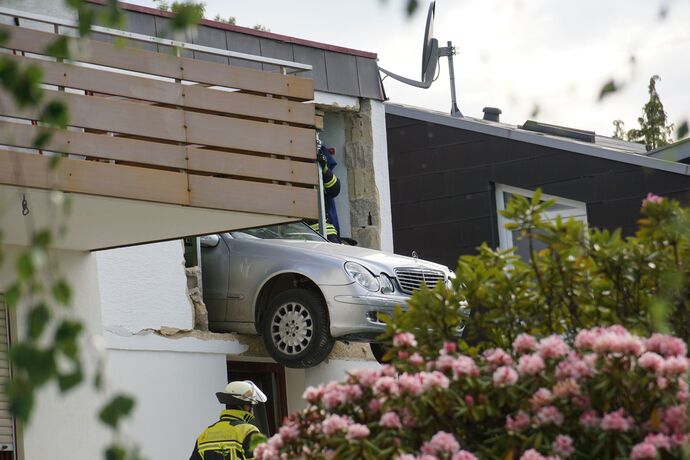Aichelberg: PKW kracht durch Garage und droht abzustuerzen
