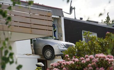 Aichelberg: PKW kracht durch Garage und droht abzustuerzen
