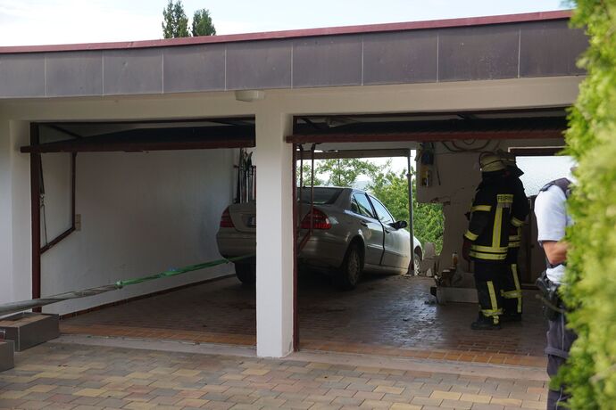 Aichelberg: PKW kracht durch Garage und droht abzustuerzen