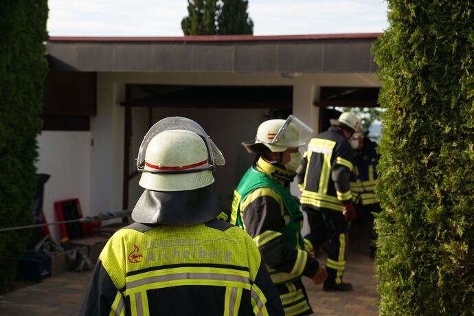 Aichelberg: PKW kracht durch Garage und droht abzustuerzen