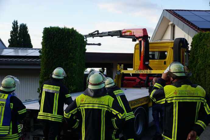 Aichelberg: PKW kracht durch Garage und droht abzustuerzen