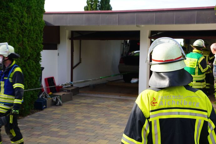 Aichelberg: PKW kracht durch Garage und droht abzustuerzen