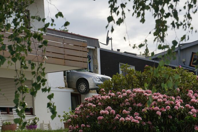 Aichelberg: PKW kracht durch Garage und droht abzustuerzen
