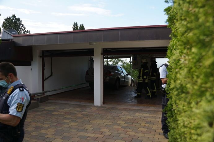 Aichelberg: PKW kracht durch Garage und droht abzustuerzen