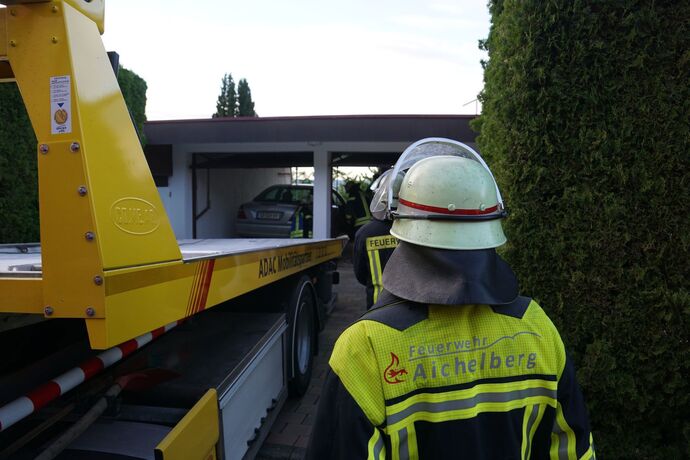 Aichelberg: PKW kracht durch Garage und droht abzustuerzen