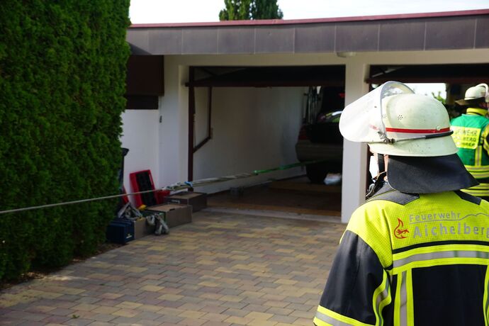 Aichelberg: PKW kracht durch Garage und droht abzustuerzen