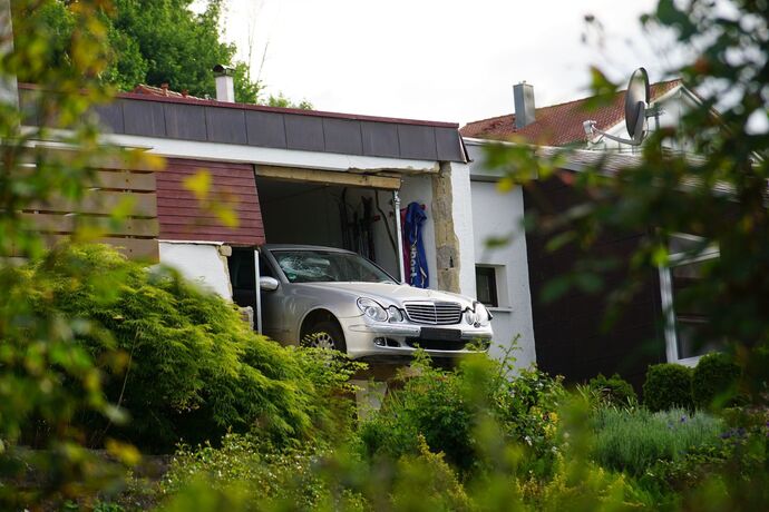 Aichelberg: PKW kracht durch Garage und droht abzustuerzen
