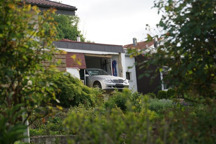 Aichelberg: PKW kracht durch Garage und droht abzustuerzen
