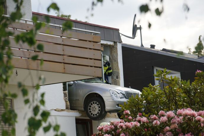 Aichelberg: PKW kracht durch Garage und droht abzustuerzen