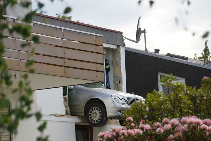 Aichelberg: PKW kracht durch Garage und droht abzustuerzen