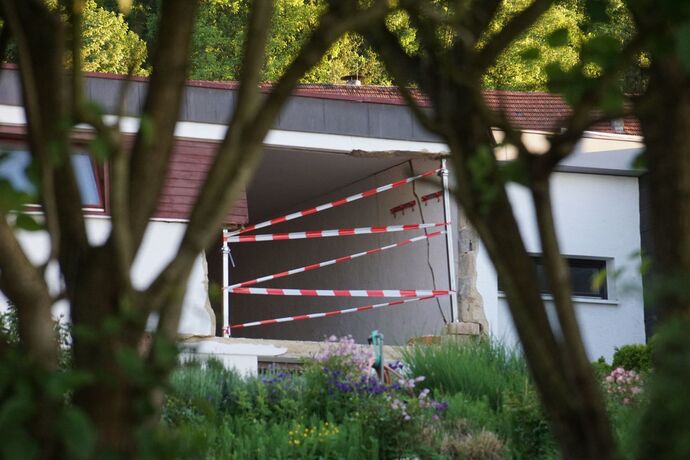 Aichelberg: PKW kracht durch Garage und droht abzustuerzen