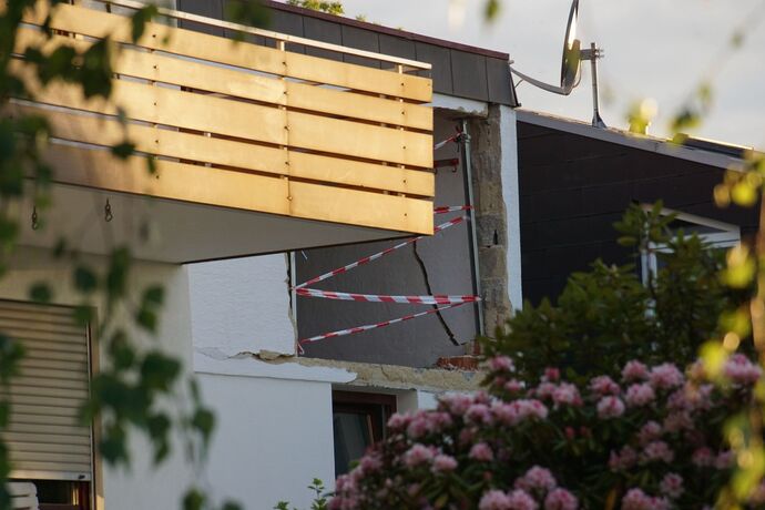Aichelberg: PKW kracht durch Garage und droht abzustuerzen