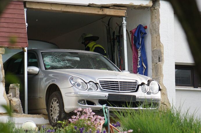 Aichelberg: PKW kracht durch Garage und droht abzustuerzen