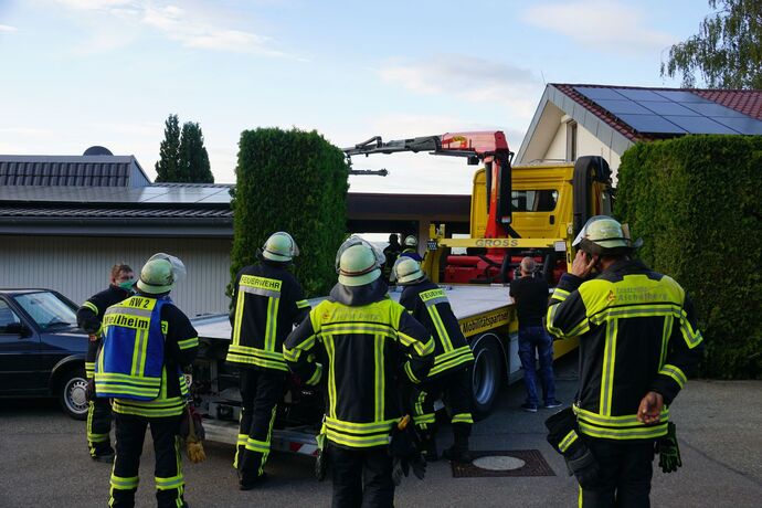 Aichelberg: PKW kracht durch Garage und droht abzustuerzen