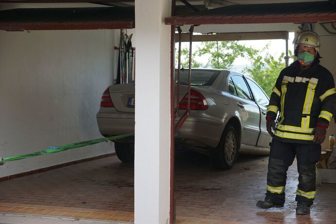 Aichelberg: PKW kracht durch Garage und droht abzustuerzen