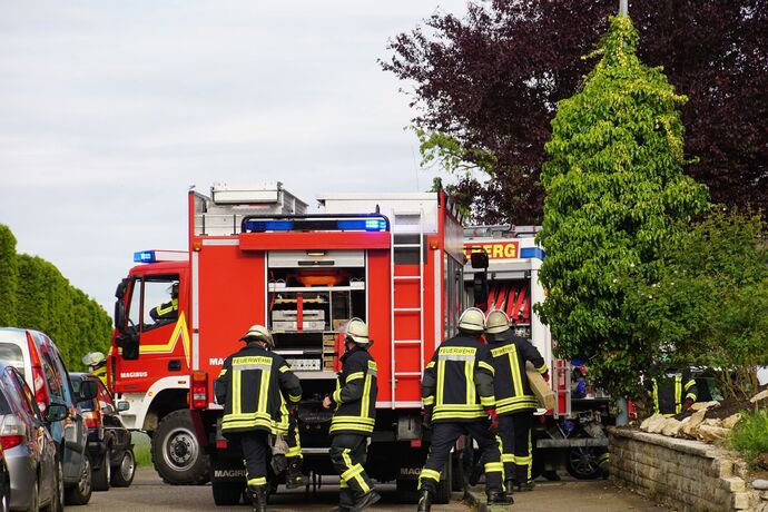 Aichelberg: PKW kracht durch Garage und droht abzustuerzen