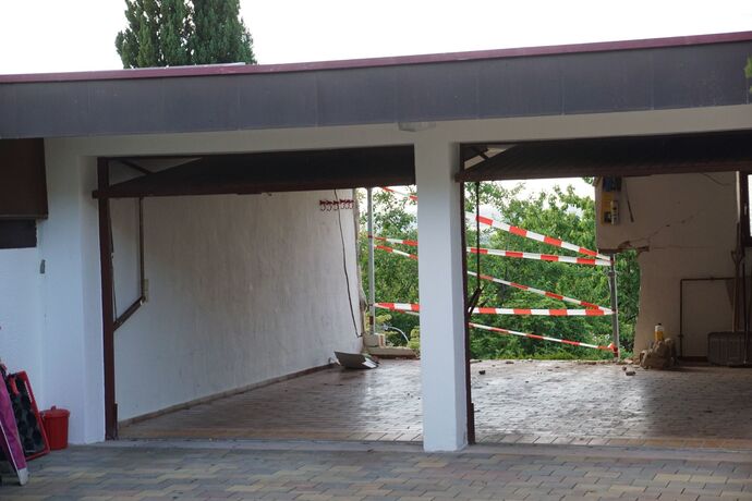 Aichelberg: PKW kracht durch Garage und droht abzustuerzen