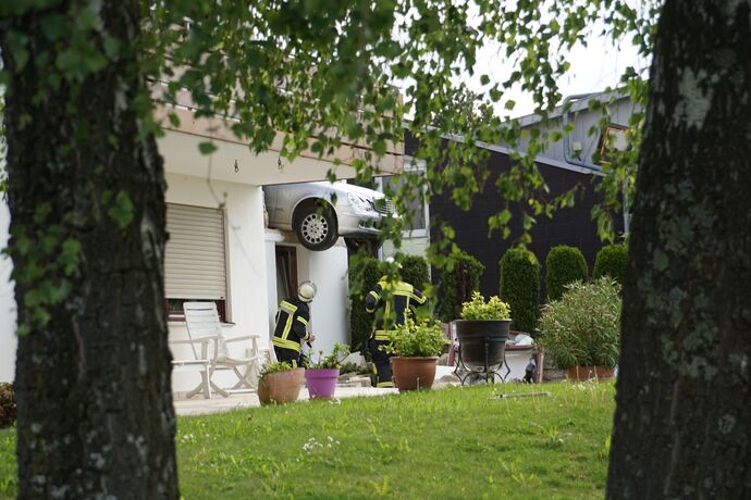 Aichelberg: PKW kracht durch Garage und droht abzustuerzen