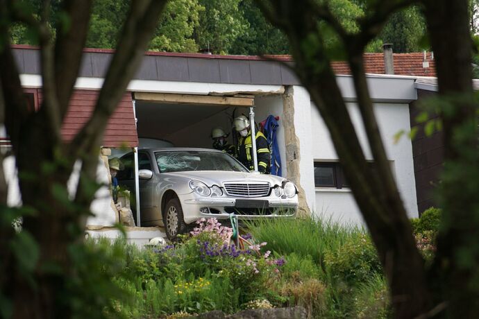 Aichelberg: PKW kracht durch Garage und droht abzustuerzen